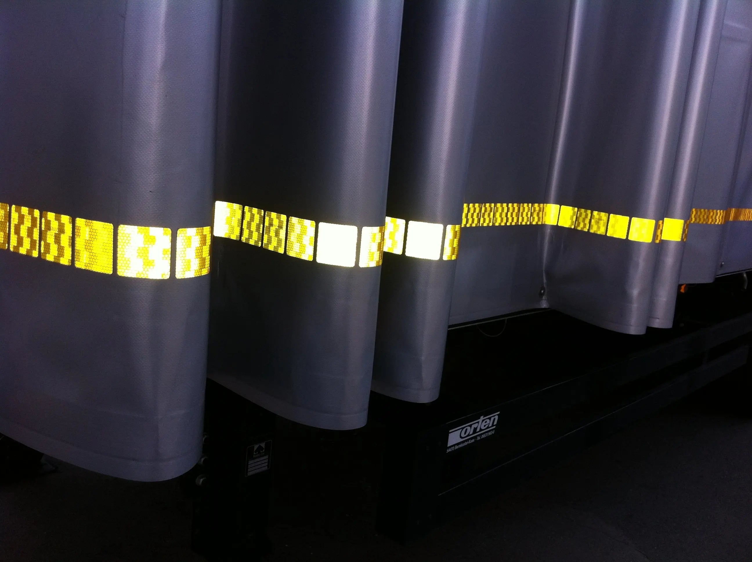 Avery Dennison Contourmarkering Geel voor zeildoek per meter - Reflexfolie