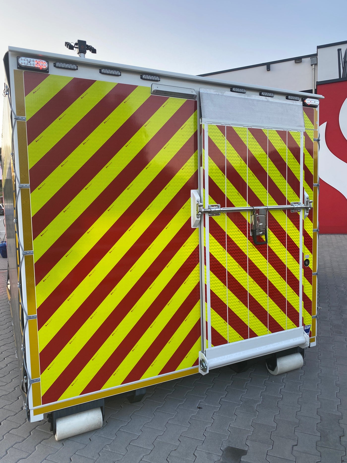 Reflecterende folie V-8013 Chevron Geel/Rood Rechtswijzend - Reflexfolie